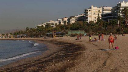 Πετρελαιοκηλίδα: Το υπουργείο Υγείας απαγορεύει την κολύμβηση σε αυτές τις παραλίες της Αττικής