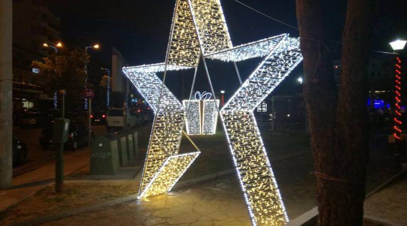 Ακόμη μια γιορτινή νότα στον Άλιμο – Το φωτεινό αστέρι στην πλατεία Καραϊσκάκη (ΕΙΚΟΝΕΣ)