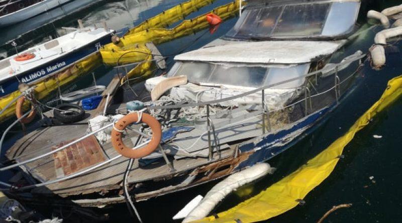 Βούλιαξε σκάφος που ήταν παράνομα δεμένο στη μαρίνα Αλίμου (EIKONEΣ)