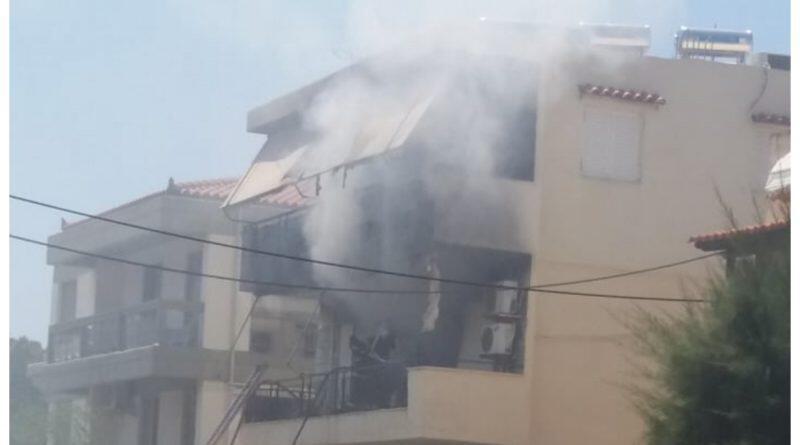 Πυρκαγιά σε μεζονέτα στον Άλιμο – Οι πυροσβέστες απεγκλώβισαν μια γυναίκα (ΕΙΚΟΝΕΣ)