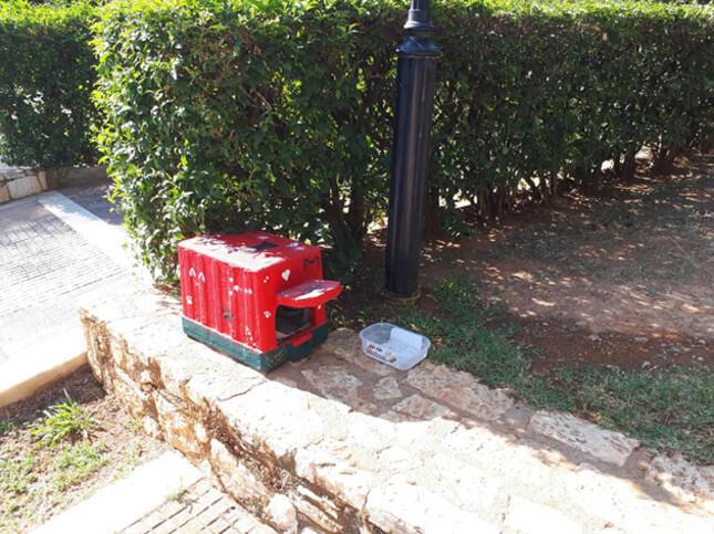 Άσπρα - κόκκινα - κίτρινα - μπλε σπιτάκια για τις γατούλες του Αλίμου