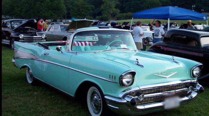 Alimos Classic Car Sunday: Ο Ανδρέας Κονδύλης στο τιμόνι μιας κάμπριο Chevy Bel Air του 1957