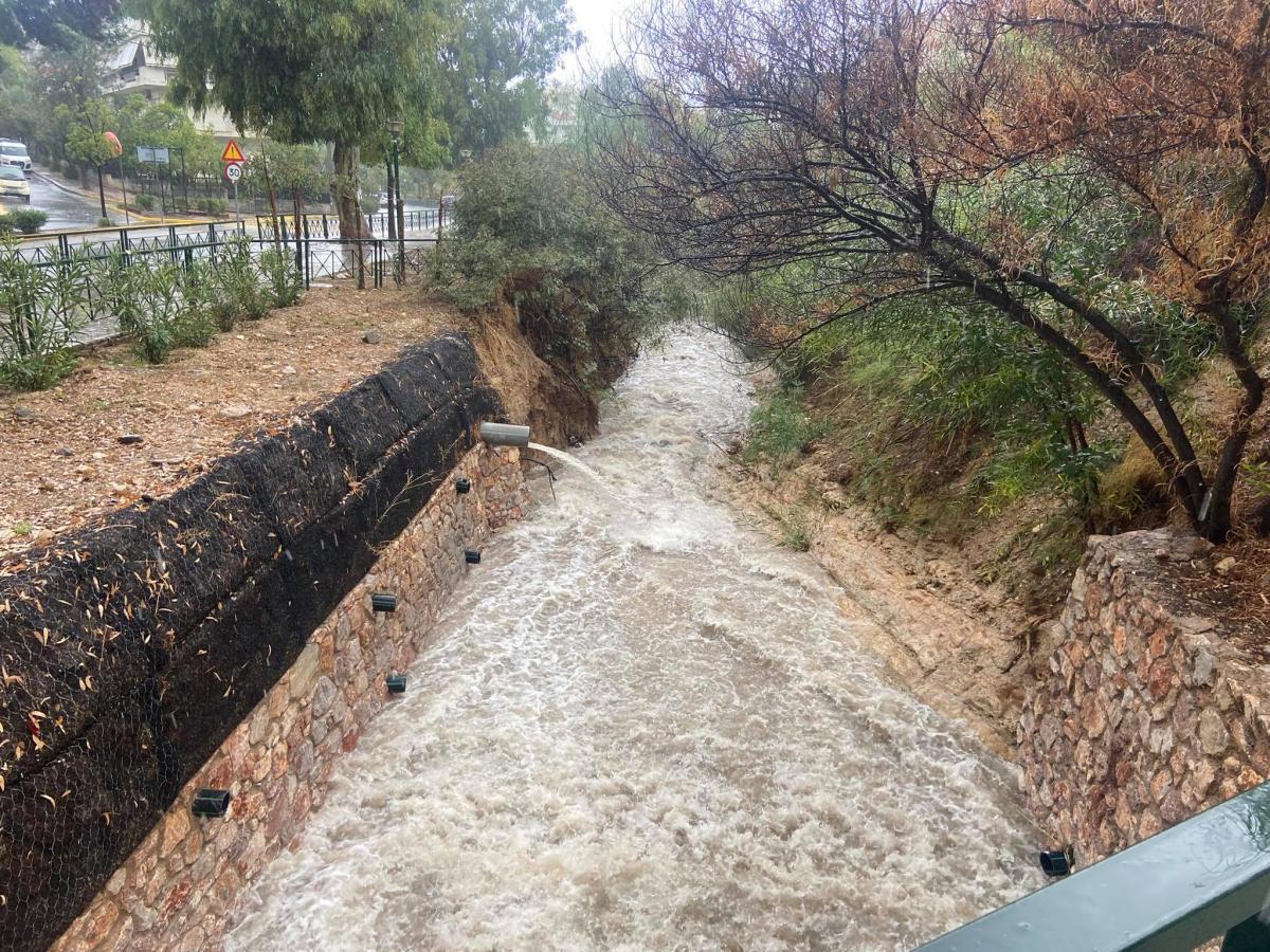 Σε συναγερμό ο Δήμος Αλίμου για τα ρέματα Πικροδάφνης και Αγίου Δημητρίου (VIDEO)