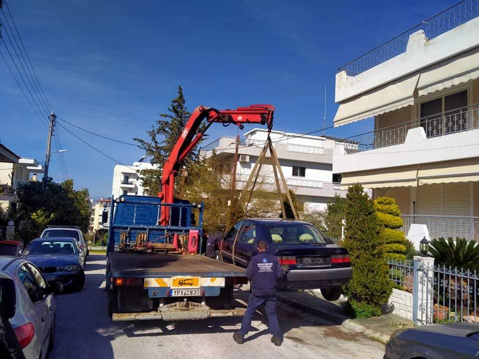 Άλιμος: Συνεχίζεται η απομάκρυνση εγκαταλελειμμένων οχημάτων