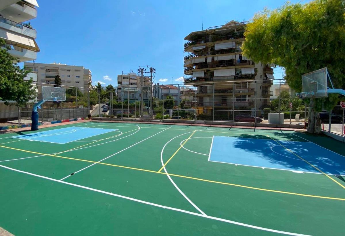 Oλοκαίνουργιο το προαύλιο του 9ου δημοτικού σχολείου Αλίμου