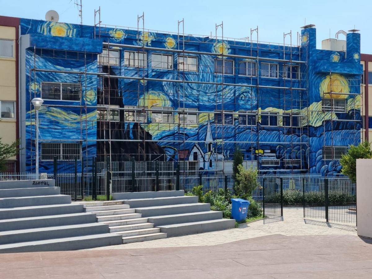 Πρωτοποριακή εικαστική παρέμβαση σε σχολείο του Αλίμου: Η “Έναστρη Νύχτα” του  Βαν Γκογκ στολίζει το 2ο Λύκειο