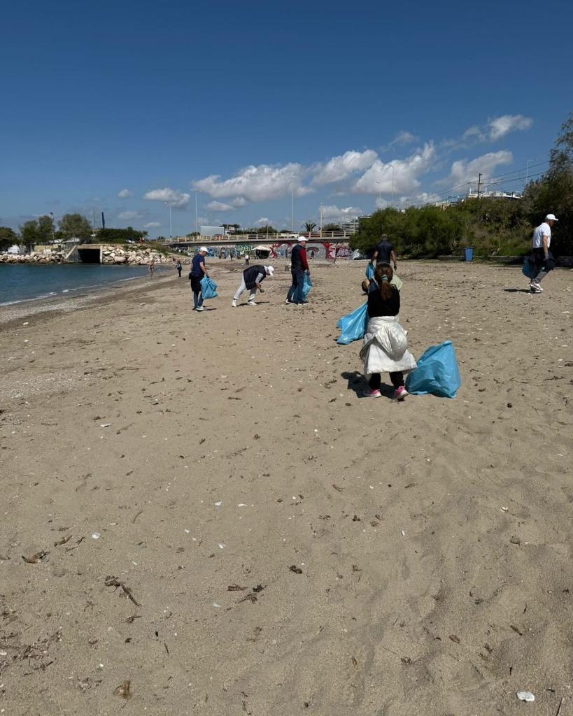 Εθελοντική δράση καθαρισμού παραλίας στον Άλιμο από τη HELMEPA εικόνα 1