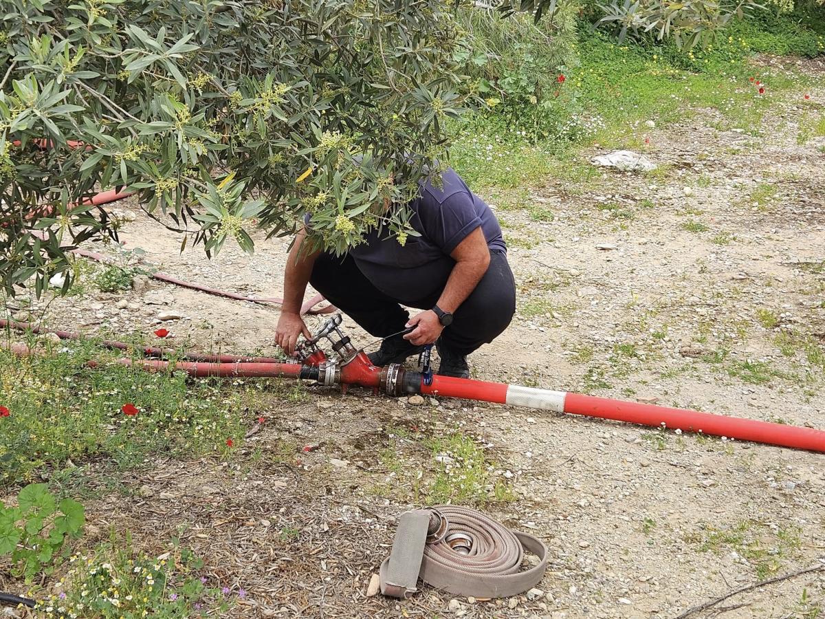 Άλιμος: Φωτιά στο Λόφο Πανί – Κάτοικος πέταξε απόκλαδα μαζί με στάχτες από μπάρμπεκιου (ΕΙΚΟΝΕΣ) εικόνα 1