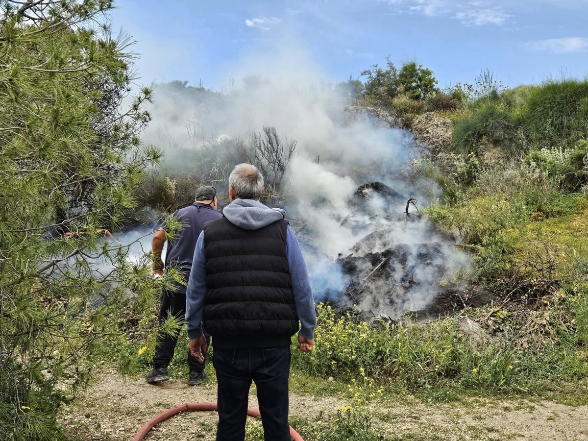 Άλιμος: Φωτιά στο Λόφο Πανί – Κάτοικος πέταξε απόκλαδα μαζί με στάχτες από μπάρμπεκιου (ΕΙΚΟΝΕΣ) εικόνα 3
