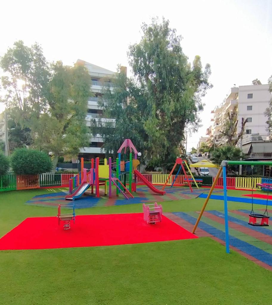 Δήμος Αλίμου: Καθημερινή φροντίδα των 23 παιδικών χαρών της πόλης εικόνα 8