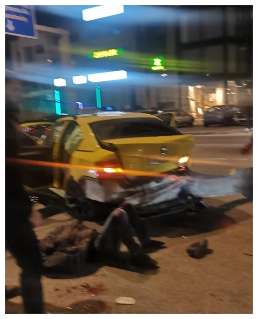 Kαραμπόλα στην παραλιακή: “Έκανε κόντρες το αυτοκίνητο που έπεσε πάνω μας” λέει ο οδηγός του ταξί (VIDEO) εικόνα 6