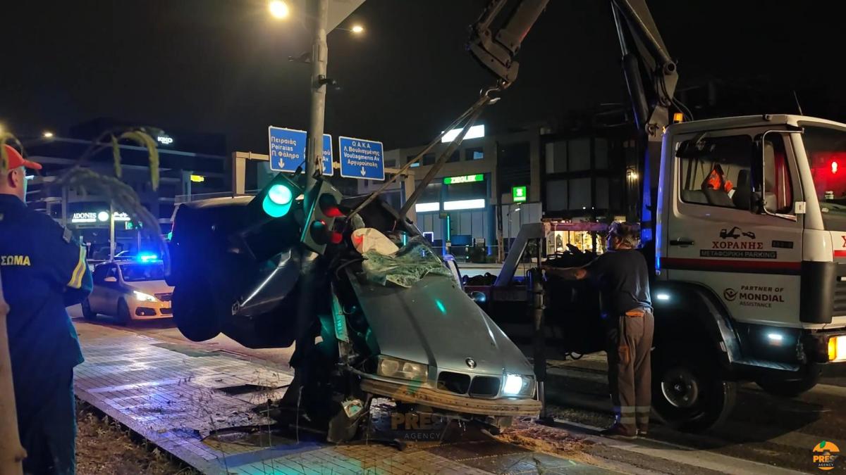 Τροχαίο στην παραλιακή: Αυτοκίνητο καρφώθηκε σε φανάρι – Τέσσερις τραυματίες (VIDEO) εικόνα 1