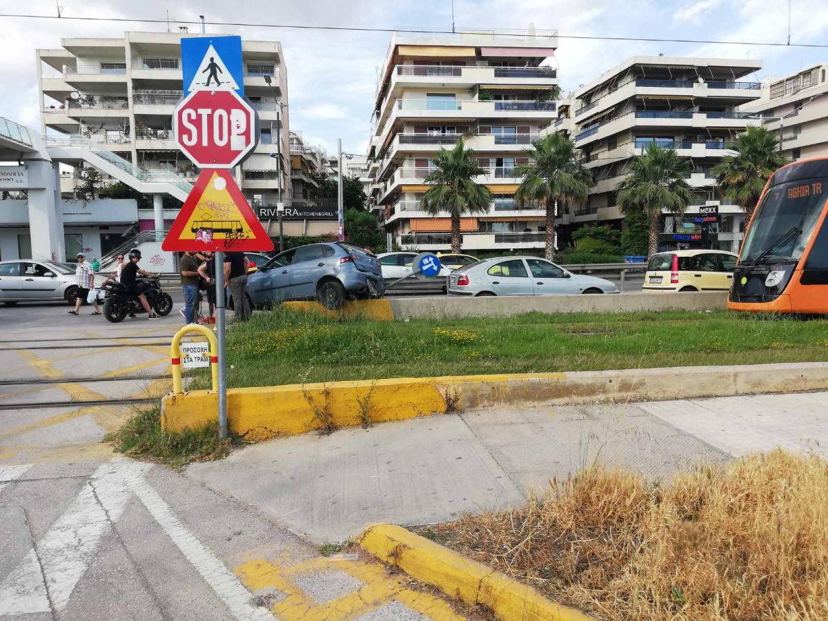 Tροχαίο στην παραλιακή: ΙΧ παραλίγο να βρεθεί στις γραμμές του Τραμ (ΕΙΚΟΝΕΣ) εικόνα 1