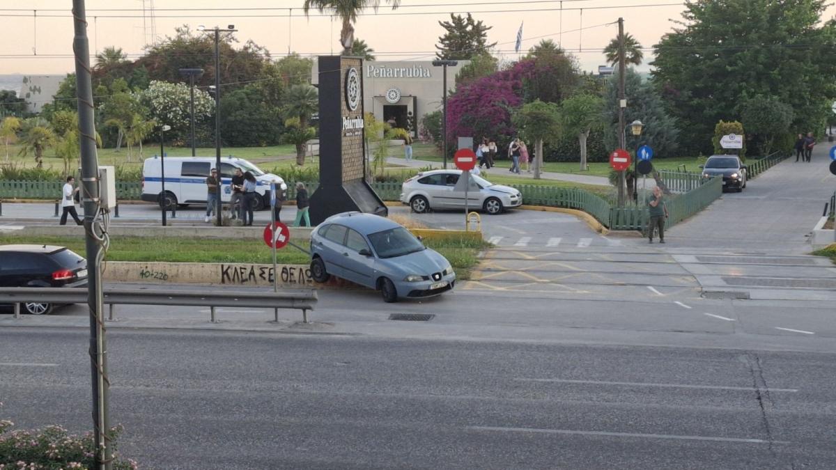 Tροχαίο στην παραλιακή: ΙΧ παραλίγο να βρεθεί στις γραμμές του Τραμ (ΕΙΚΟΝΕΣ) εικόνα 4