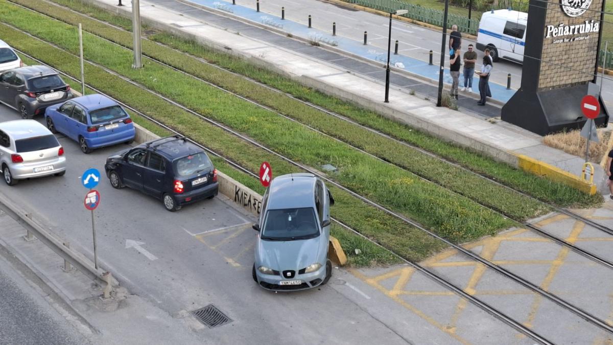 Tροχαίο στην παραλιακή: ΙΧ παραλίγο να βρεθεί στις γραμμές του Τραμ (ΕΙΚΟΝΕΣ) εικόνα 3