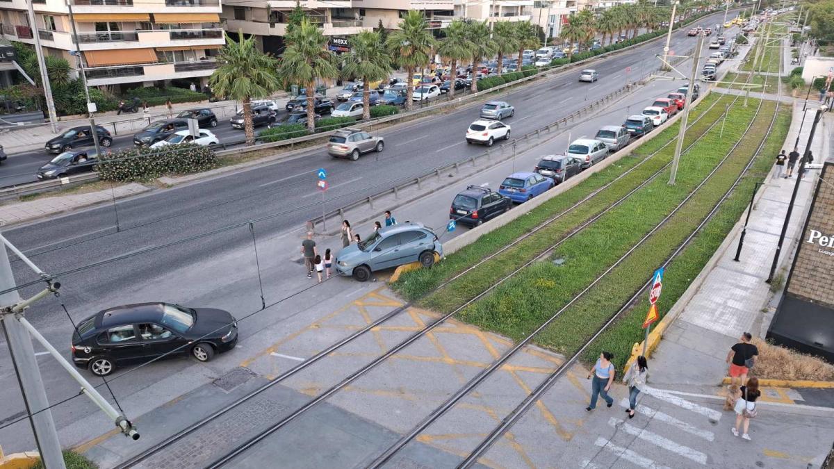 Tροχαίο στην παραλιακή: ΙΧ παραλίγο να βρεθεί στις γραμμές του Τραμ (ΕΙΚΟΝΕΣ) εικόνα 2