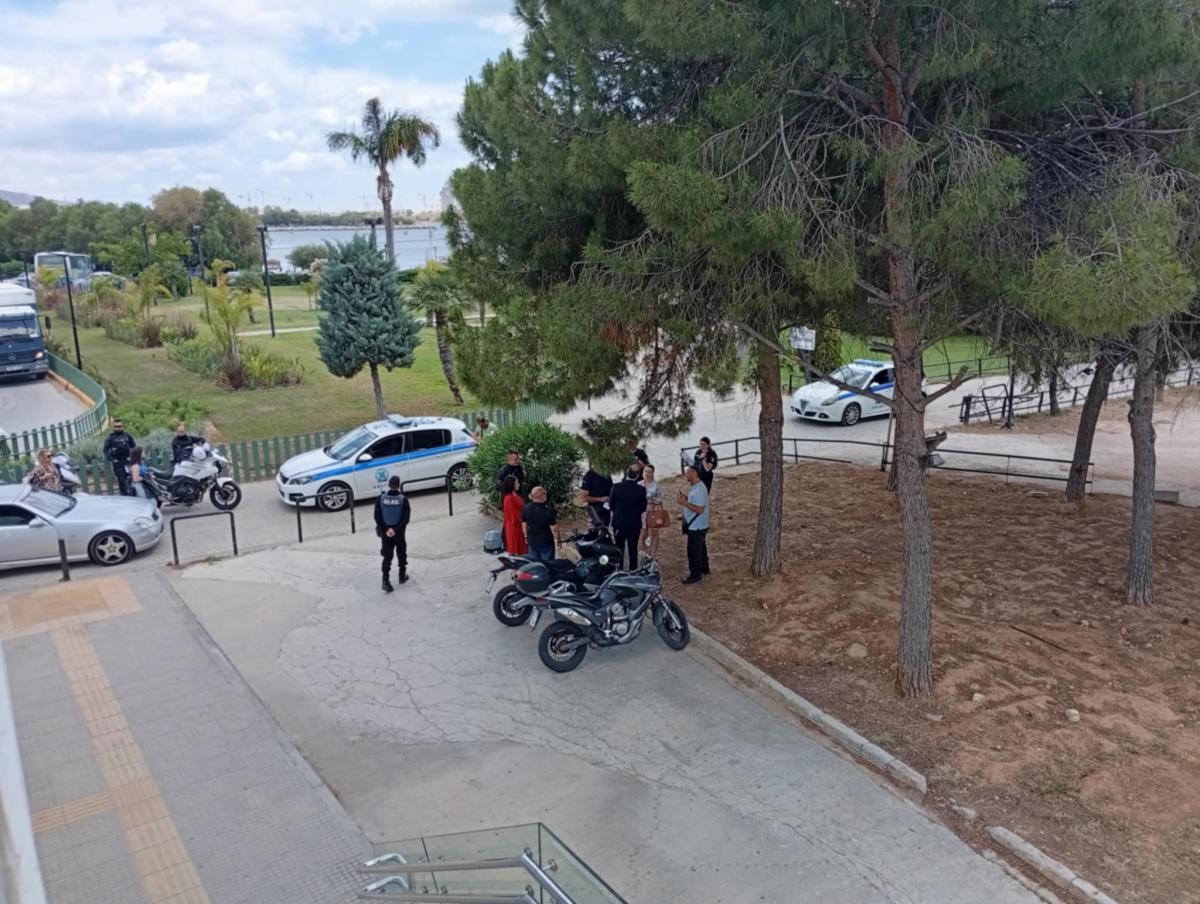 Αστυνομικοί προσήγαγαν δημοτικό αστυνομικό, στον Άλιμο, επειδή έκανε σωστά τη δουλειά του εικόνα 1