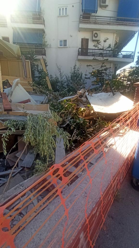 Άλιμος: Πάει το “Αυγό του Κόκκορα”, πάει και η μεγάλη ανθισμένη μανόλια – Έγινε ένα με τα μπάζα εικόνα 5