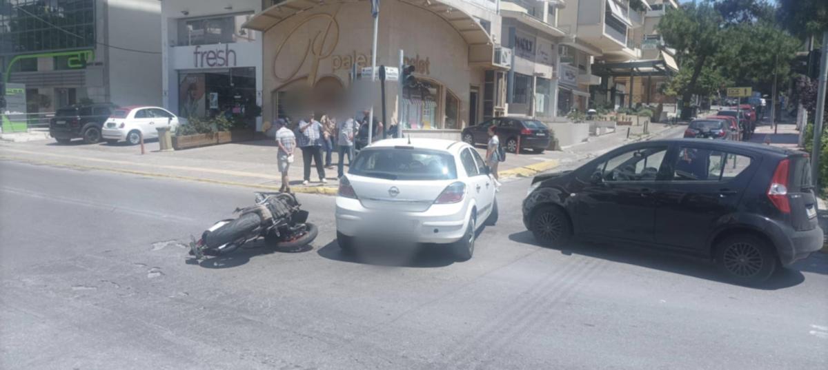 Σοβαρό τροχαίο στον Άλιμο: Σφοδρή σύγκρουση δύο ΙΧ και μοτοσυκλέτας (EIKONEΣ) εικόνα 5