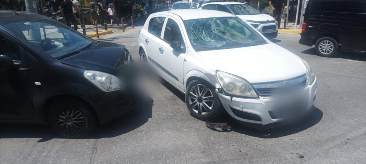 Σοβαρό τροχαίο στον Άλιμο: Σφοδρή σύγκρουση δύο ΙΧ και μοτοσυκλέτας (EIKONEΣ) εικόνα 4