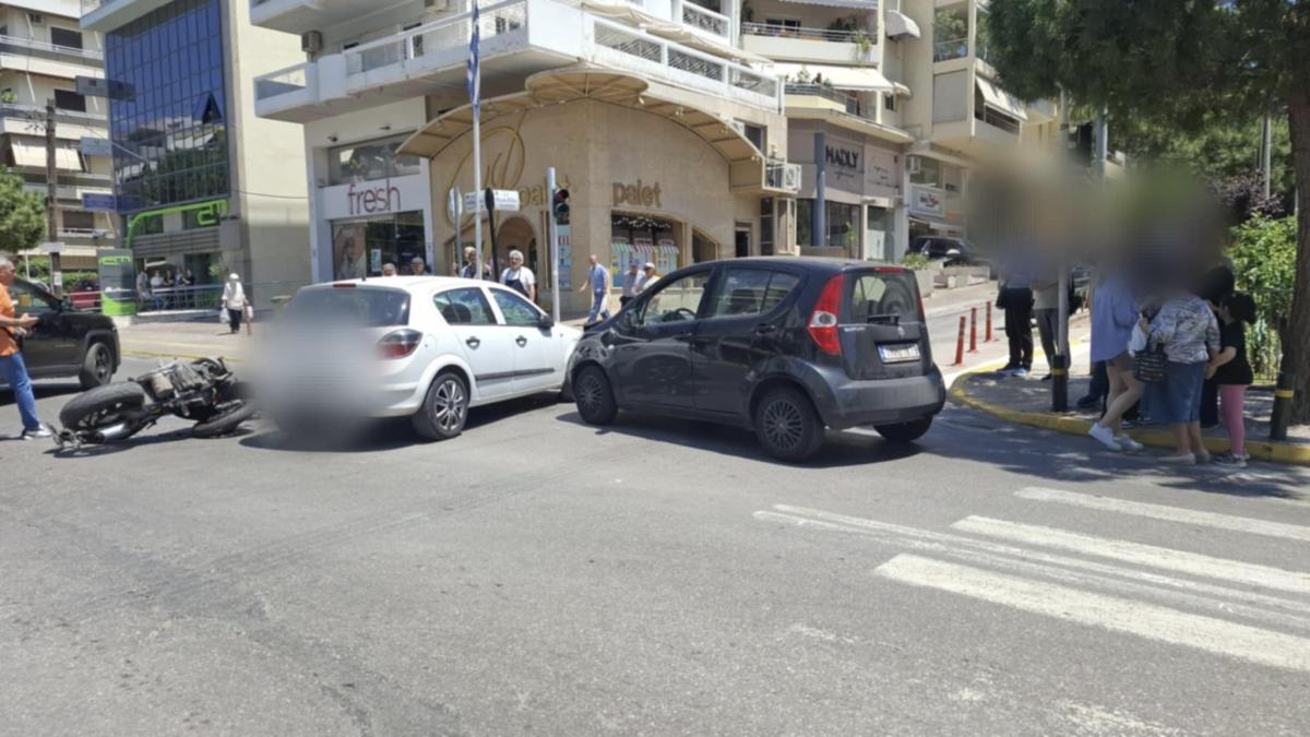 Σοβαρό τροχαίο στον Άλιμο: Σφοδρή σύγκρουση δύο ΙΧ και μοτοσυκλέτας (EIKONEΣ) εικόνα 3