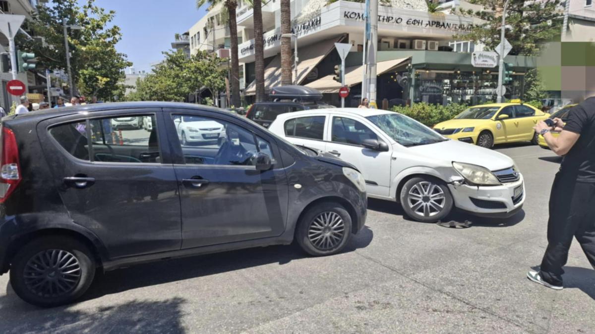 Σοβαρό τροχαίο στον Άλιμο: Σφοδρή σύγκρουση δύο ΙΧ και μοτοσυκλέτας (EIKONEΣ) εικόνα 2