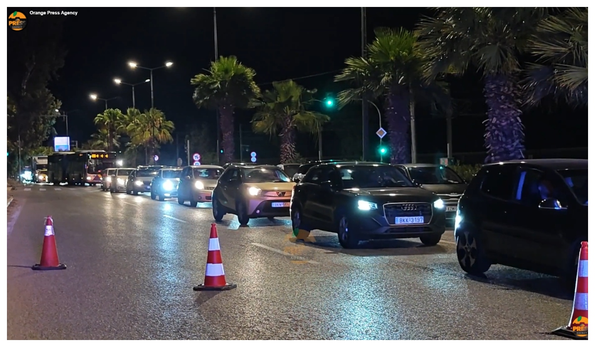Σφοδρή καραμπόλα 7 αυτοκινήτων στην παραλιακή, στο ύψος του Αλίμου (VIDEO) εικόνα 3