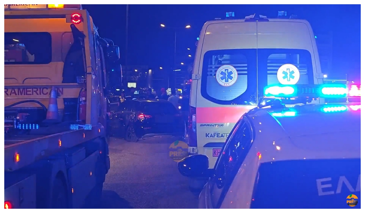Σφοδρή καραμπόλα 7 αυτοκινήτων στην παραλιακή, στο ύψος του Αλίμου (VIDEO) εικόνα 4