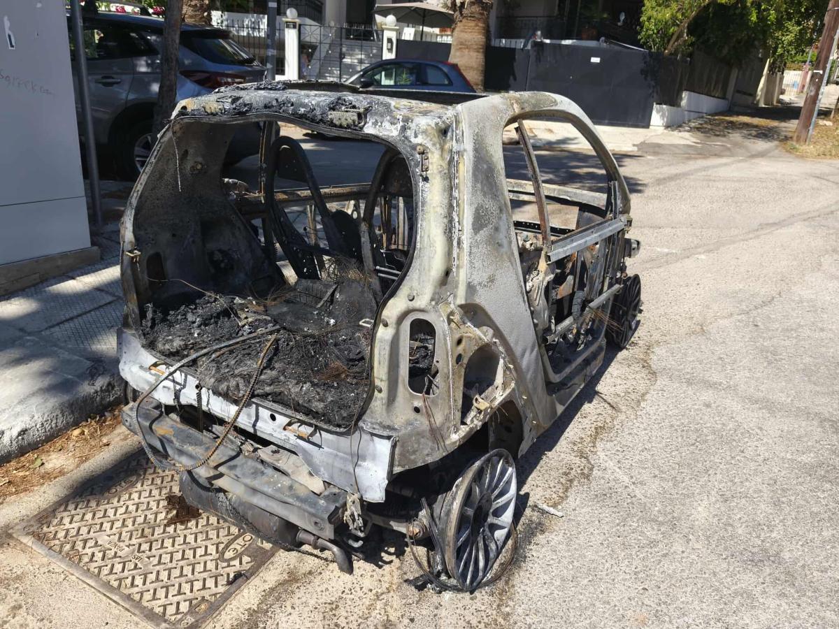 Δεν έχουν το Θεό τους! Μετέφεραν και παράτησαν σε δρόμο του Αλίμου ένα καμένο Smart (ΕΙΚΟΝΕΣ) εικόνα 2