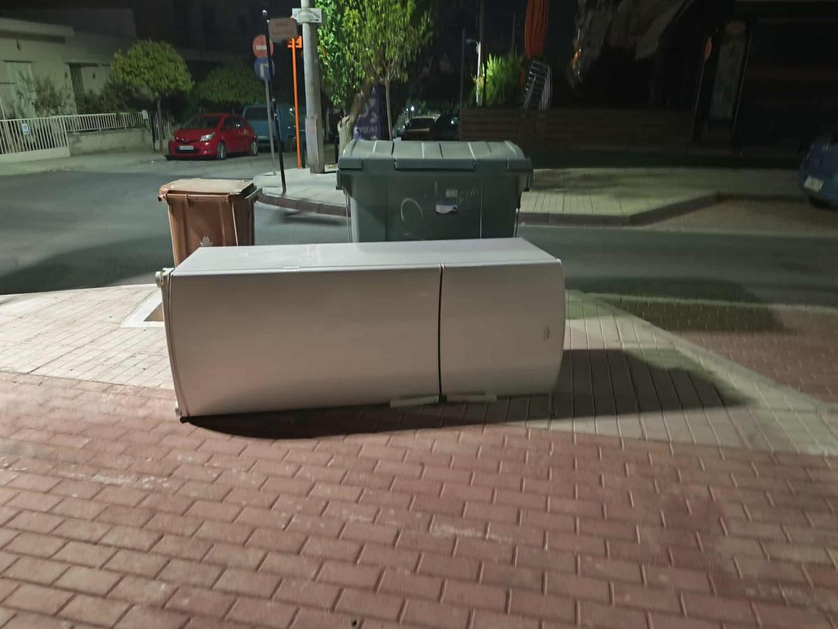 Πέταξαν μέχρι και ψυγείο σε ολοκαινούργιο πεζόδρομο στον Άλιμο (ΕΙΚΟΝΕΣ) εικόνα 3