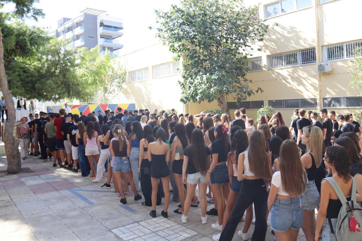 Κονδύλης: Μοίρασε τσάντες στα “πρωτάκια” και έστειλε μήνυμα εμπιστοσύνης στη νεολαία της πόλης εικόνα 2