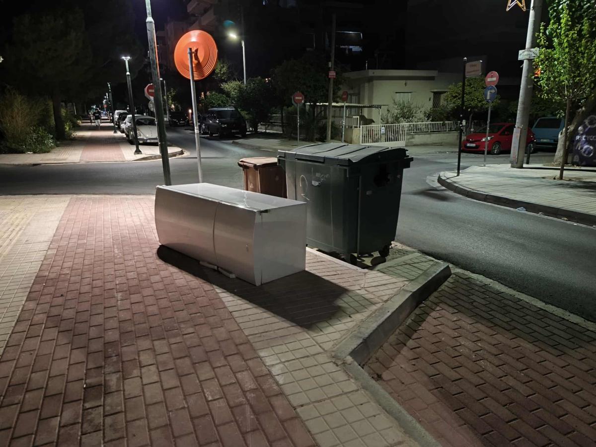 Πέταξαν μέχρι και ψυγείο σε ολοκαινούργιο πεζόδρομο στον Άλιμο (ΕΙΚΟΝΕΣ) εικόνα 1