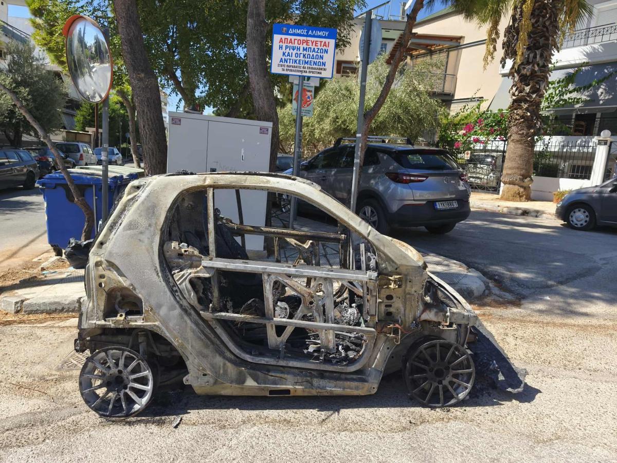 Δεν έχουν το Θεό τους! Μετέφεραν και παράτησαν σε δρόμο του Αλίμου ένα καμένο Smart (ΕΙΚΟΝΕΣ) εικόνα 1