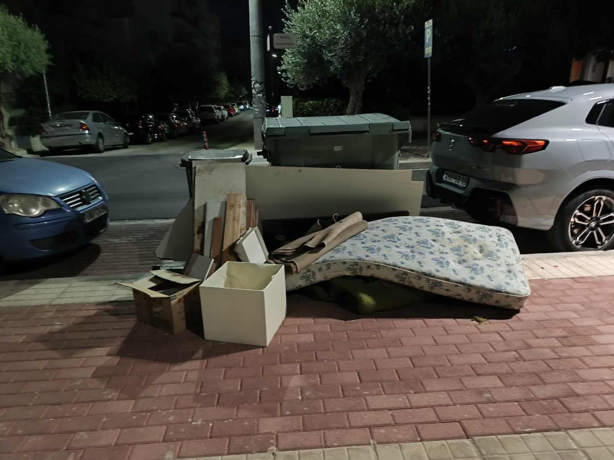 Πέταξαν μέχρι και ψυγείο σε ολοκαινούργιο πεζόδρομο στον Άλιμο (ΕΙΚΟΝΕΣ) εικόνα 4