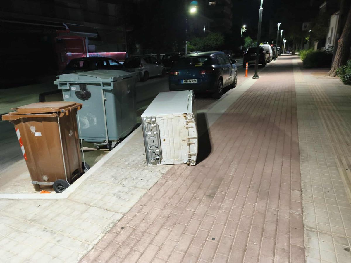 Πέταξαν μέχρι και ψυγείο σε ολοκαινούργιο πεζόδρομο στον Άλιμο (ΕΙΚΟΝΕΣ) εικόνα 2
