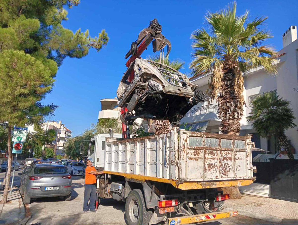 Δεν έχουν το Θεό τους! Μετέφεραν και παράτησαν σε δρόμο του Αλίμου ένα καμένο Smart (ΕΙΚΟΝΕΣ) εικόνα 4
