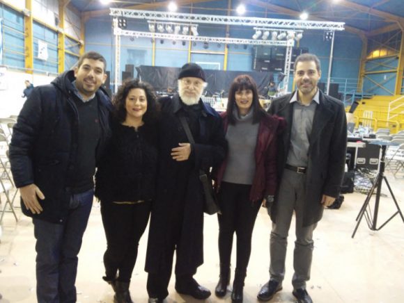 Όταν ο Διονύσης Σαββόπουλος τραγουδούσε με τα παιδιά από τις χορωδίες του Αλίμου (VIDEO) εικόνα 1