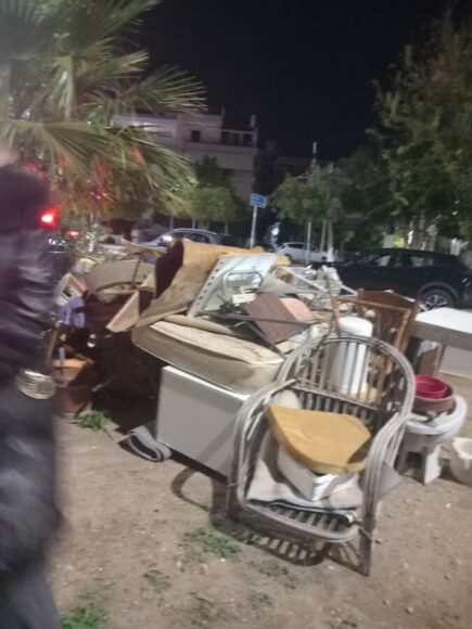 Άλιμος: Ασυνείδητοι μετέτρεψαν τη νησίδα της λεωφόρου Ιωνίας σε υπαίθριο παλιατζίδικο εικόνα 1