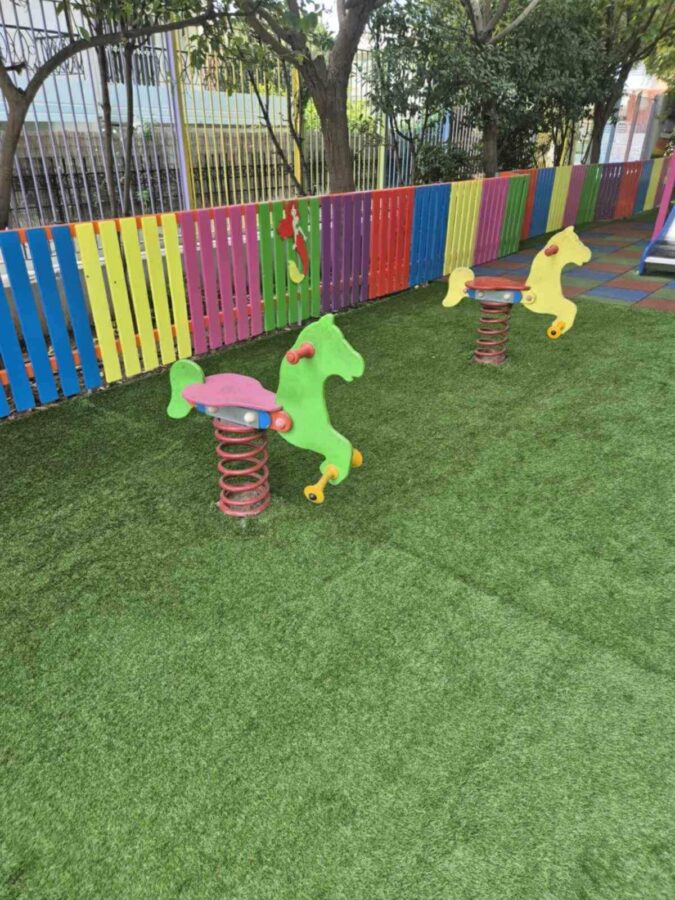 10ο Νηπιαγωγείο Αλίμου: Νέα αυλή με δάπεδο ασφαλείας και χλοοτάπητα εικόνα 1