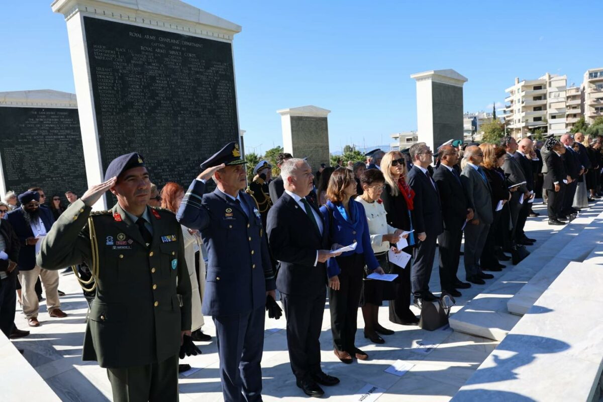 Η Κίμπερλι Γκιλφόιλ στο Συμμαχικό Κοιμητήριο στον Άλιμο (VIDEO&EIKONEΣ) εικόνα 8