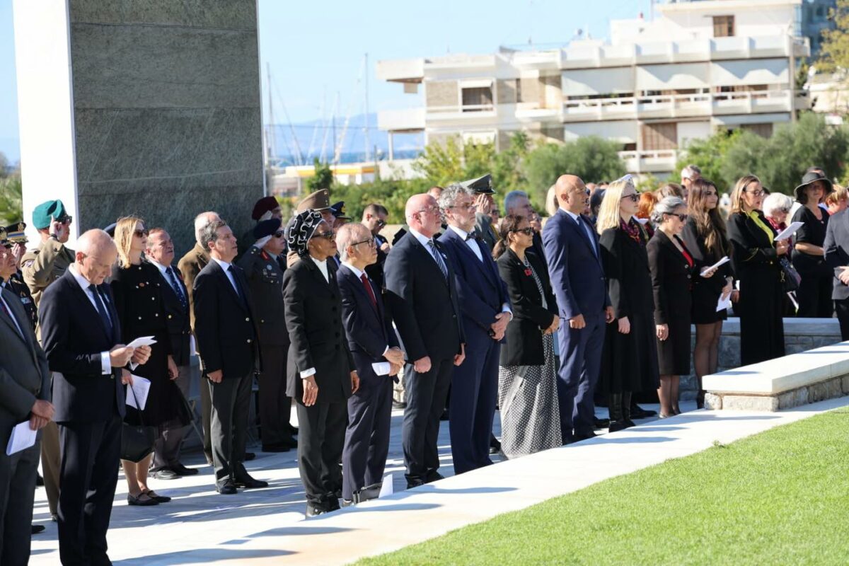 Η Κίμπερλι Γκιλφόιλ στο Συμμαχικό Κοιμητήριο στον Άλιμο (VIDEO&EIKONEΣ) εικόνα 2