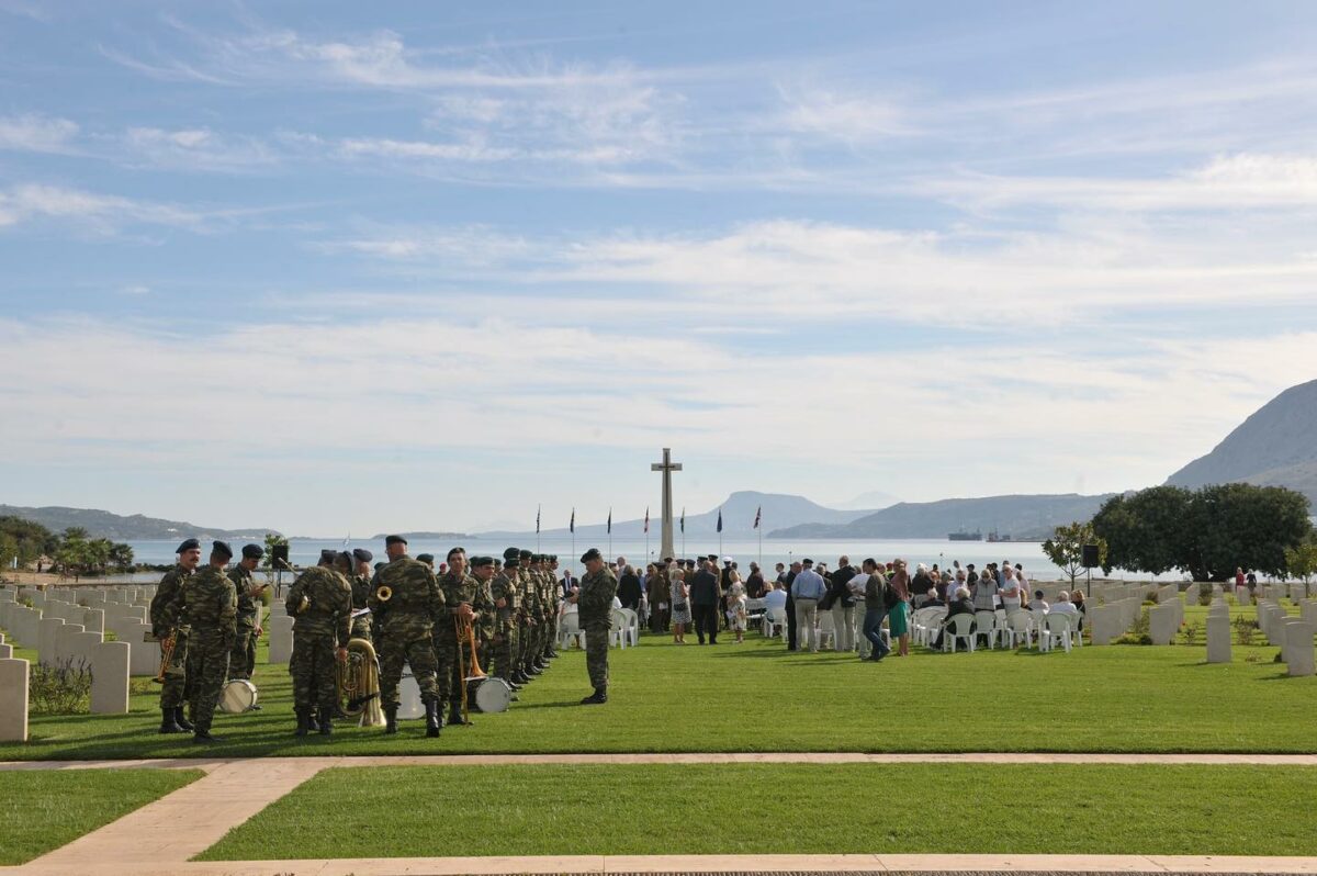 Η Κίμπερλι Γκιλφόιλ στο Συμμαχικό Κοιμητήριο στον Άλιμο (VIDEO&EIKONEΣ) εικόνα 1