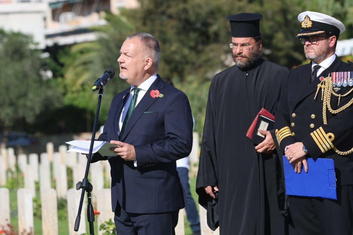 Η Κίμπερλι Γκιλφόιλ στο Συμμαχικό Κοιμητήριο στον Άλιμο (VIDEO&EIKONEΣ) εικόνα 3