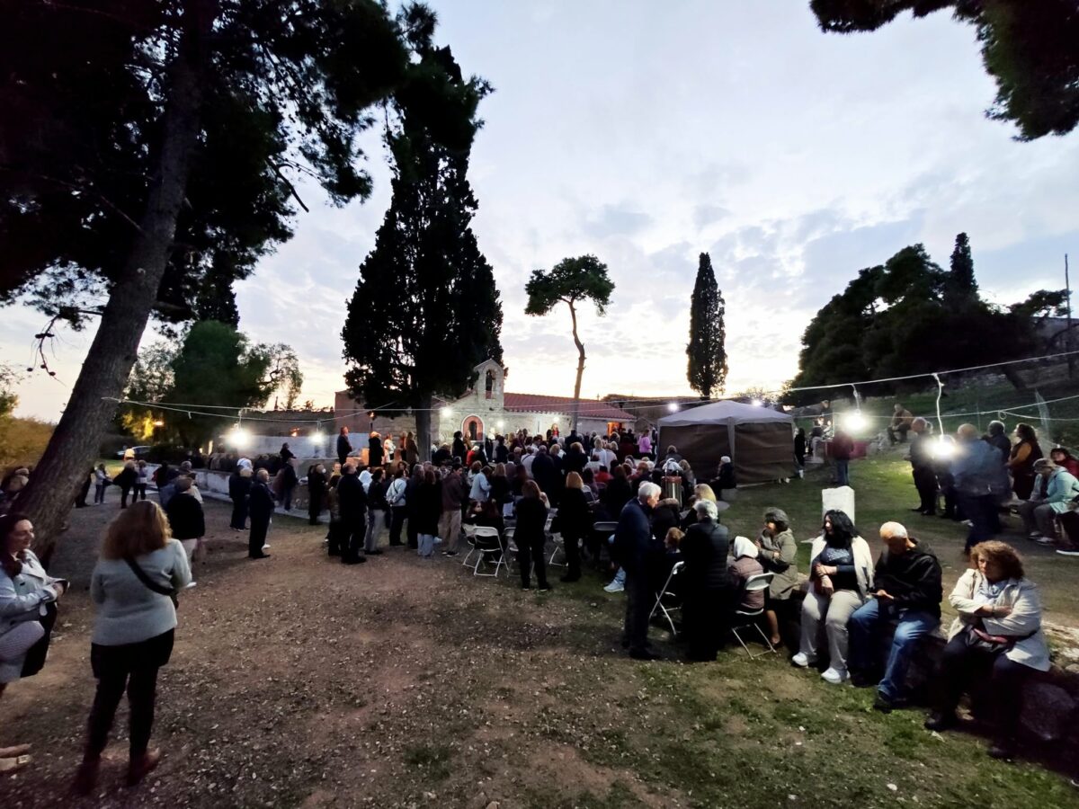 Βυζαντινός ναός των Εισοδίων της Θεοτόκου Τραχώνων: Πλήθος πιστών στα προεόρτια εικόνα 1