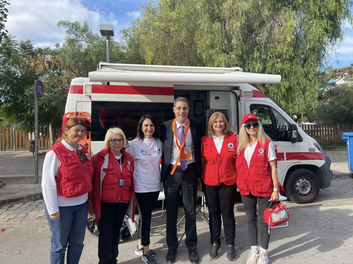 “Δεν είσαι μόνη”: Στον Άλιμο ένωσαν τα βήματά τους και έστειλαν ηχηρό μήνυμα κατά της βίας των γυναικών εικόνα 1