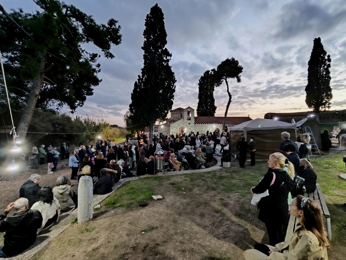 Βυζαντινός ναός των Εισοδίων της Θεοτόκου Τραχώνων: Πλήθος πιστών στα προεόρτια εικόνα 2