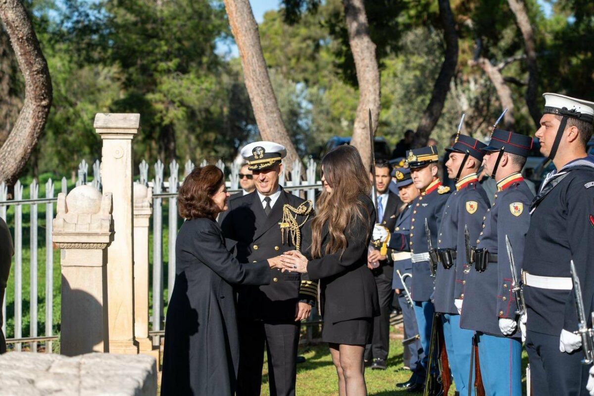 Η Κίμπερλι Γκιλφόιλ στο Συμμαχικό Κοιμητήριο στον Άλιμο (VIDEO&EIKONEΣ) εικόνα 6