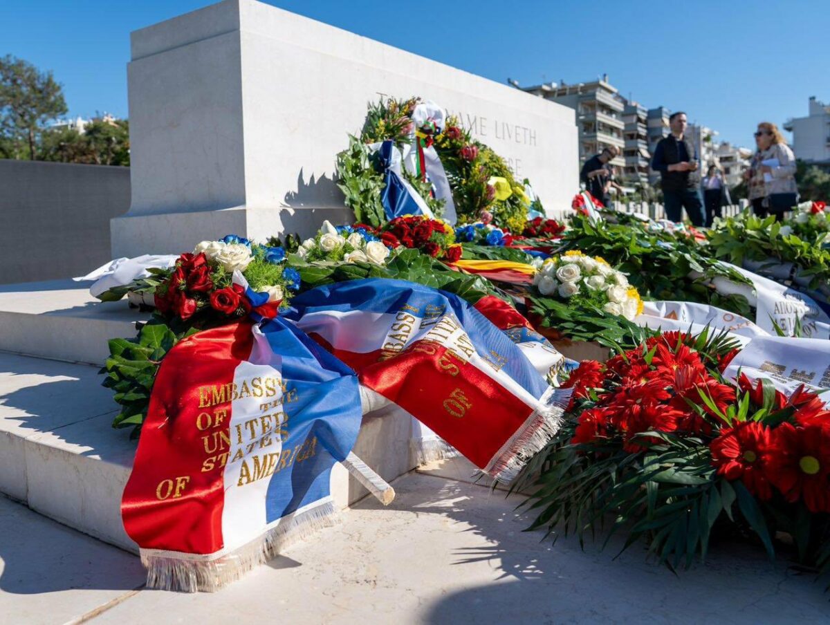 Η Κίμπερλι Γκιλφόιλ στο Συμμαχικό Κοιμητήριο στον Άλιμο (VIDEO&EIKONEΣ) εικόνα 7