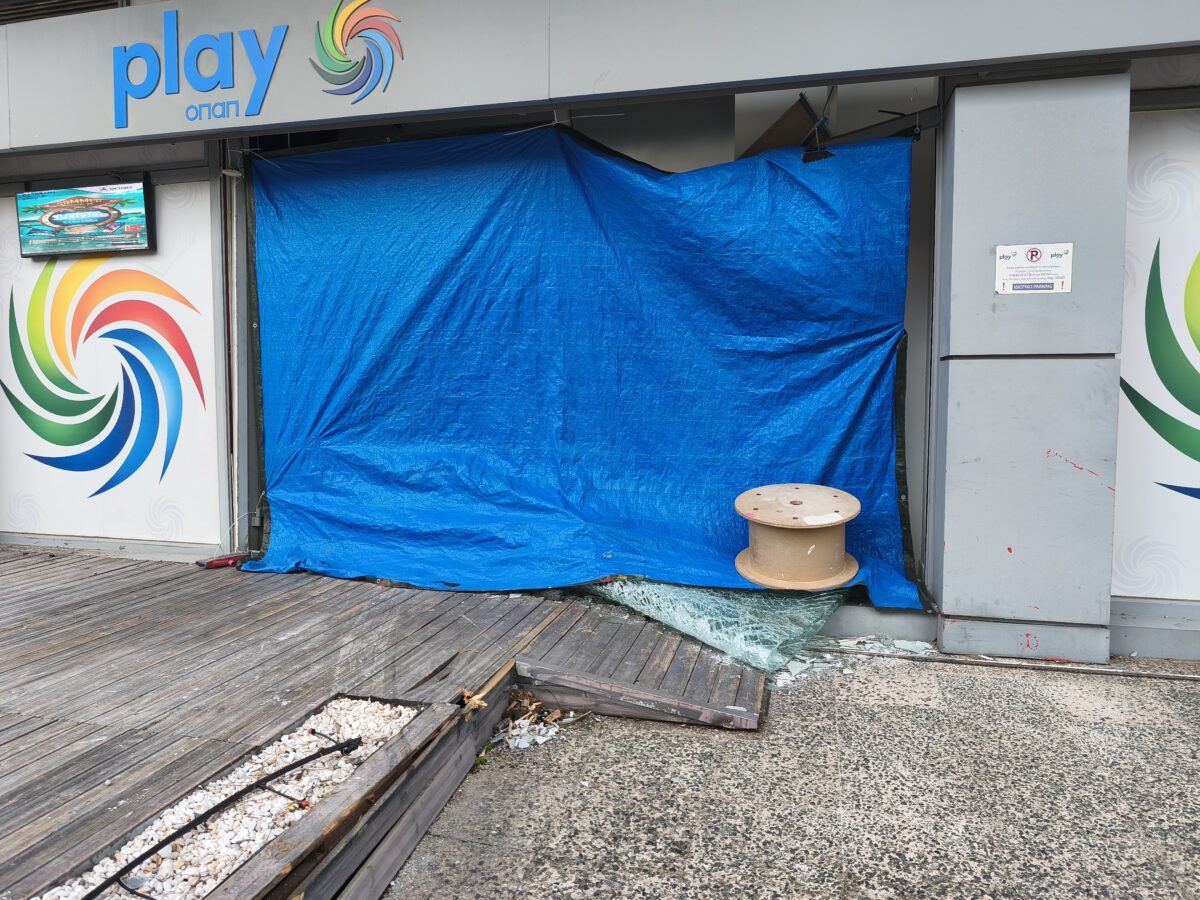 Άλιμος: “Κόλλησε το τιμόνι” είπε ο οδηγός του ΙΧ που έπεσε πάνω σε κατάστημα Play Opap και τραυμάτισε την υπάλληλο εικόνα 1