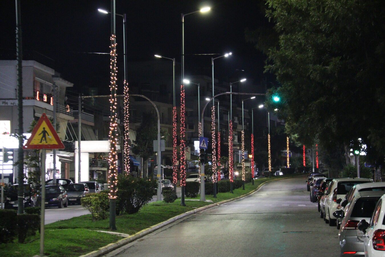 Χριστούγεννα στον Άλιμο: H πόλη φόρεσε τα γιορτινά της – Απόψε το άναμμα του δέντρου εικόνα 6
